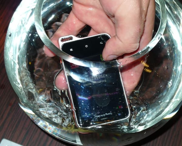  Наглядная демонстрация с погружением в воду принимающего звонки аппарата