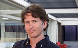 Тодд Говард украл золотой идол, чтобы отметить премьеру игры про Индиану Джонса. Промо в духе героя Харрисона Форда