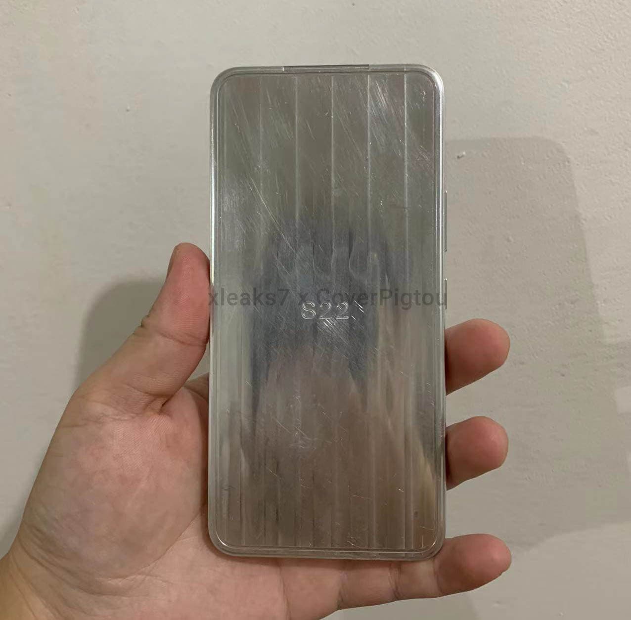 Так будет выглядеть один из самых мощных и компактных Android-флагманов. Образец Samsung Galaxy S22 показали в натуральную величину