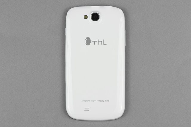 Обратная сторона коммуникатора Обзор ThL W8. Обратная сторона коммуникатора