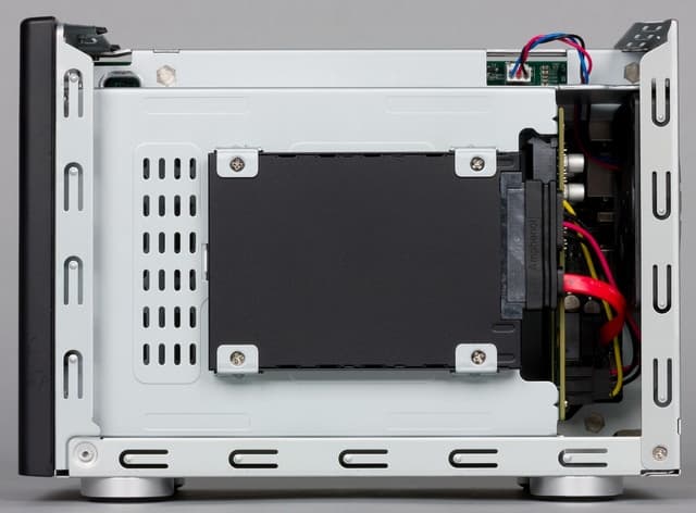 Конструкция сетевого накопителя Thecus W2810Pro Конструкция сетевого накопителя Thecus W2810Pro