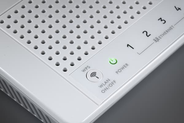 Интернет-центр ZyXEL P660HN EE: Индикаторы Интернет-центр ZyXEL P660HN EE: Индикаторы