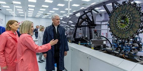 Корпусирование обеспечивает контакт чипа с антенной и помогает ему не повреждаться, а выпуск чипов самостоятельно помогает технологическому суверенитету