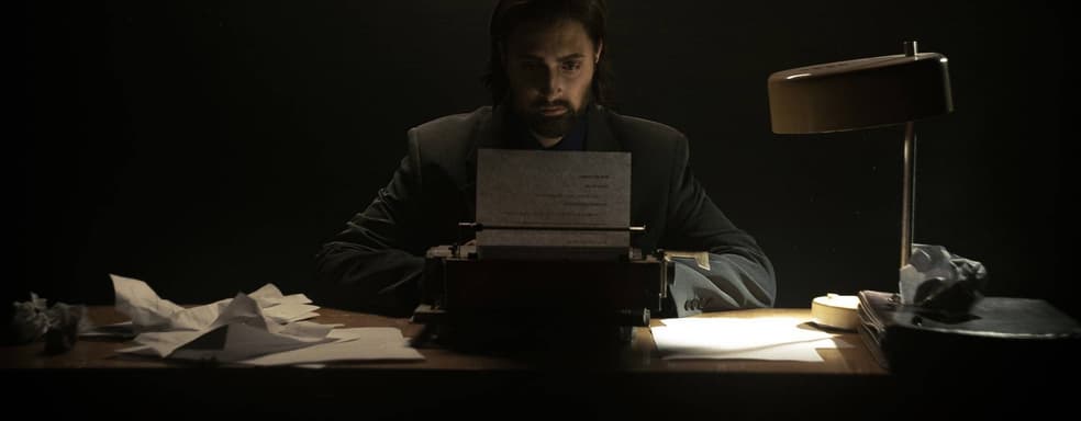 Противостояние тьме: косплеер превратился в Алана Уэйка из игры Alan Wake 2