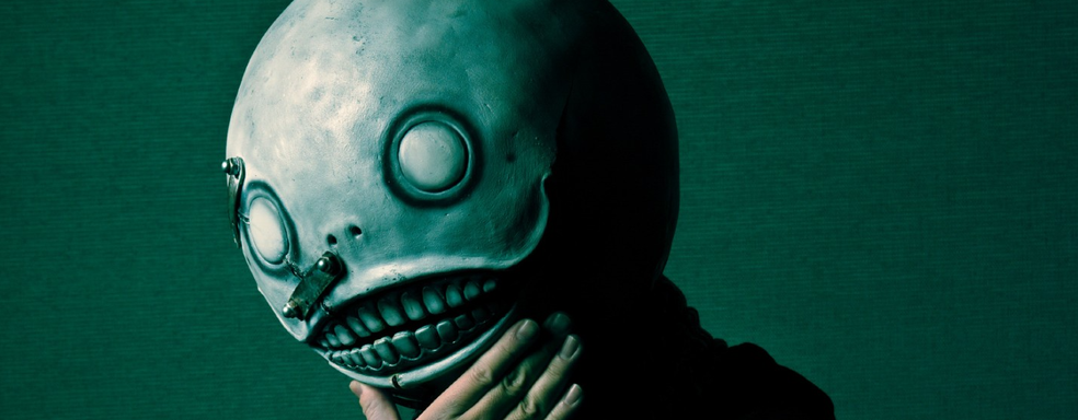 Создатель NieR Automata напился и потерял маску Эмиля. Нашлась не менее привлекательная замена