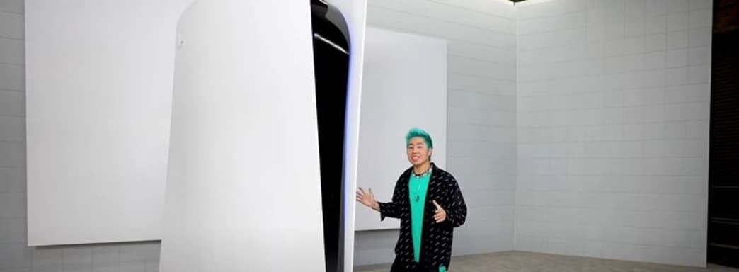 Трёхметровая PS5 за 70 000 долларов. Видеоблогер раскрасил огромную рабочую копию консоли