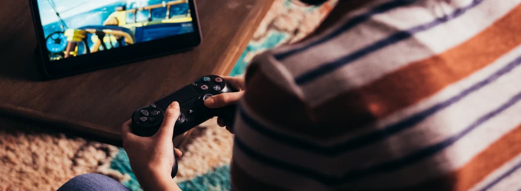 Microsoft искрит идеями. В рекламе Xbox Game Pass использовали контроллер PlayStation 4