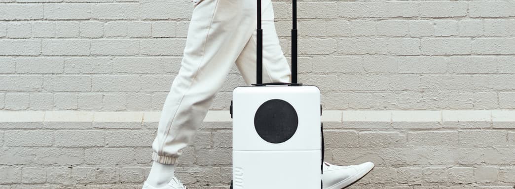 Xbox Series S в чемодане. Microsoft разыграет необычный набор