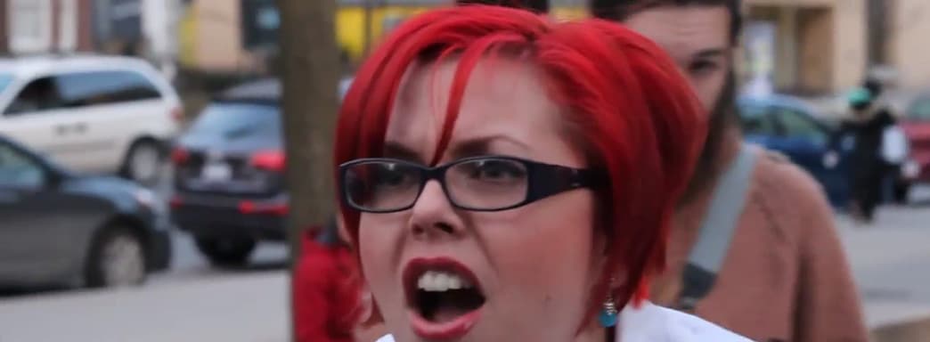 На мероприятии Tencent девушки снимали крышки с бутылок, зажатых между ног у мужчин