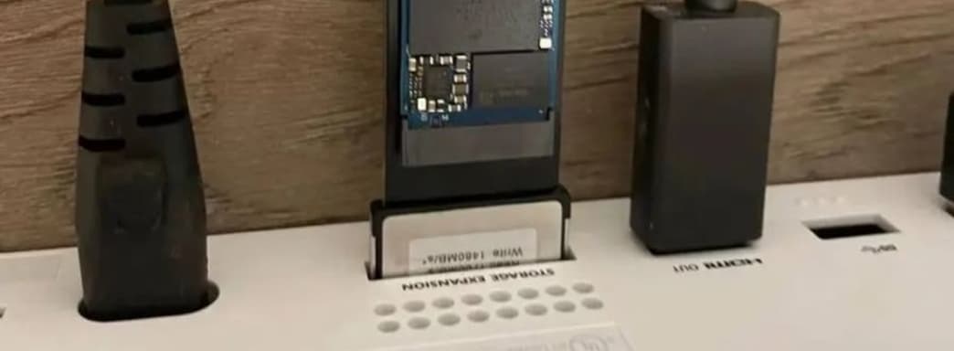 Игрок использовал адаптер для подключения внешнего накопителя к Xbox Series X|S