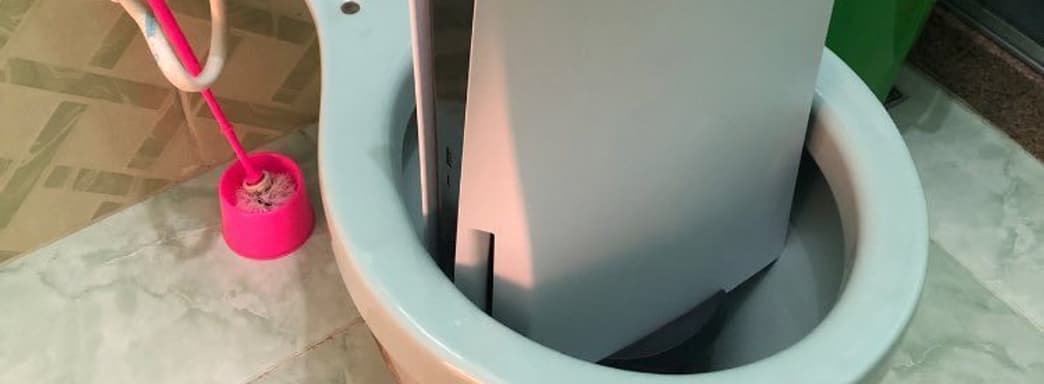 Известный инсайдер запихнул PS5 в унитаз — так он решил пошутить над теми, кого разозлил анонс ПК-версии God of War