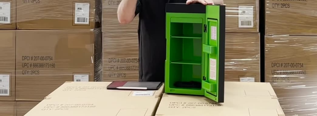 Холодильник Xbox Series X крупным планом. Представлена распаковка устройства от производителя