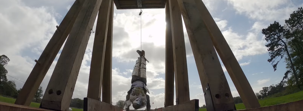 Овцой и рыцарем выстрелили из настоящего требушета в честь релиза Age of Empires 4