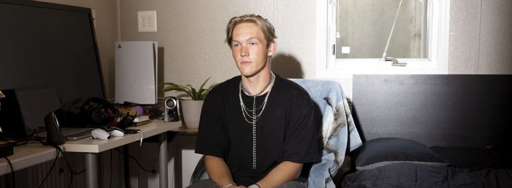 Постоянная критика маскулинности доводит многих мужчин до порно и компьютерных игр, считает сенатор США