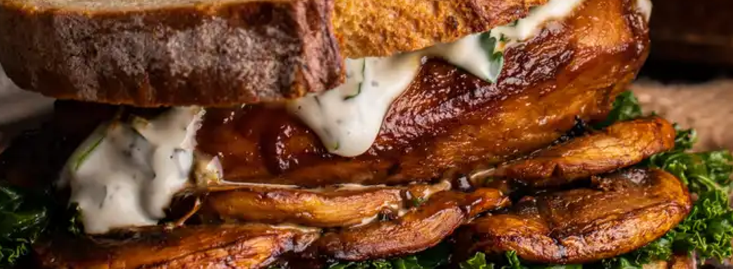 Появились фото бургера, брусничного сока и других яств из Кулинарной книги The Witcher: чем накормить фанатов «Ведьмака»