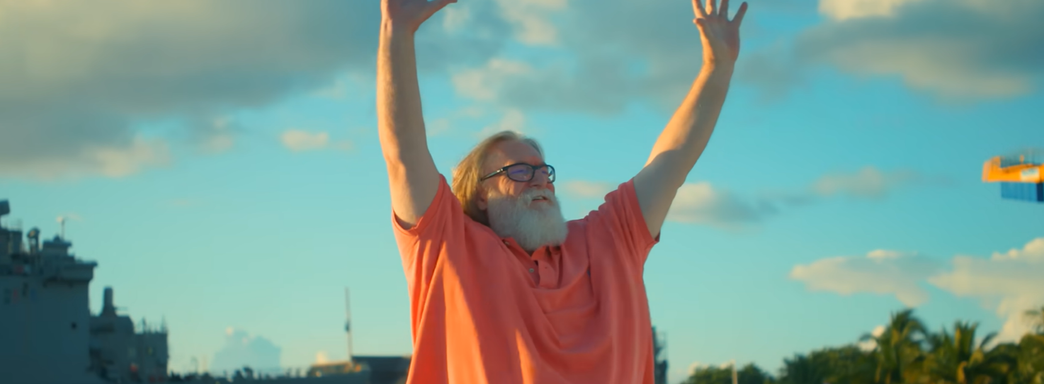 Гейба Ньюэлла, Хидео Кодзиму и других звёзд затащили в короткометражку по Dragon Ball Z