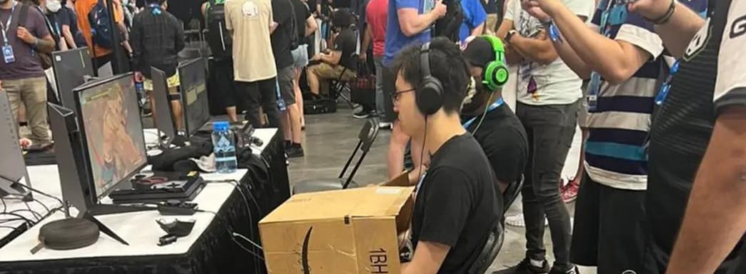 Игрок на турнире по Street Fighter V использовал картонную коробку, чтобы противник не видел его рук с контролером