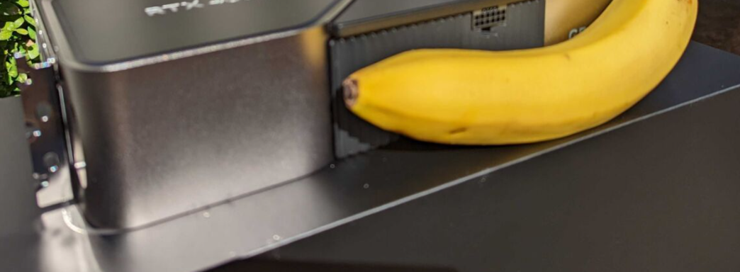 Здоровую NVIDIA GeForce RTX 4090 сравнивают с разнообразными предметами: банан, Xbox и видеокарта Intel Arc