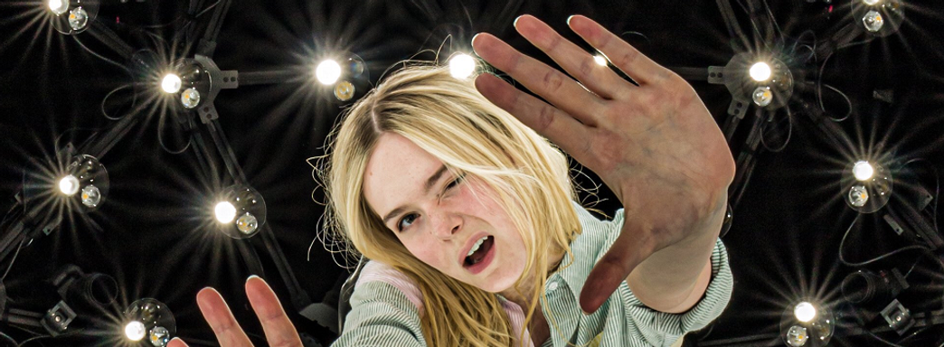 Помахала ногой, посмотрела в камеру: Хидео Кодзима показал рабочие будни Эль Фаннинг на производственной площадке игры