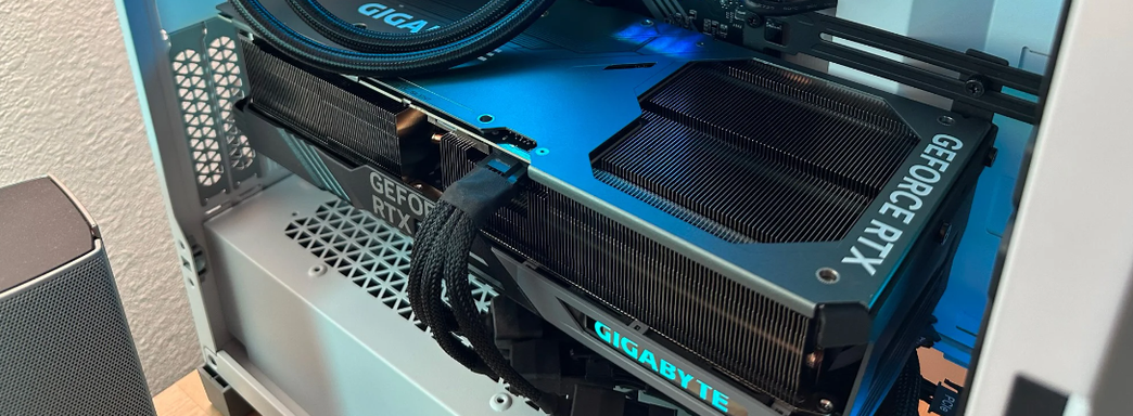 Для GeForce RTX 4090 создали держатель кабеля. Изобретение энтузиаста должно помешать расплавиться кабелю