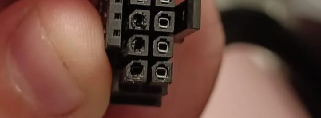 GeForce RTX 4090 расплавила разъём стандартного кабеля блока питания. Похоже, это первый подобный случай