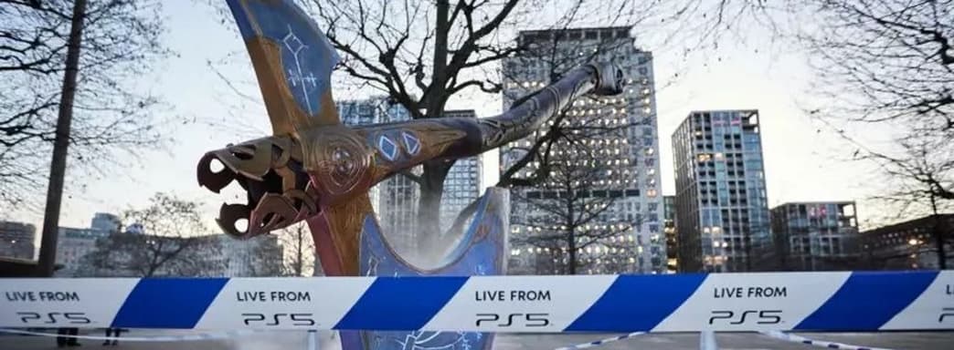 PlayStation запустила новую рекламную кампанию. На улице разместили гигантский топор Левиафан