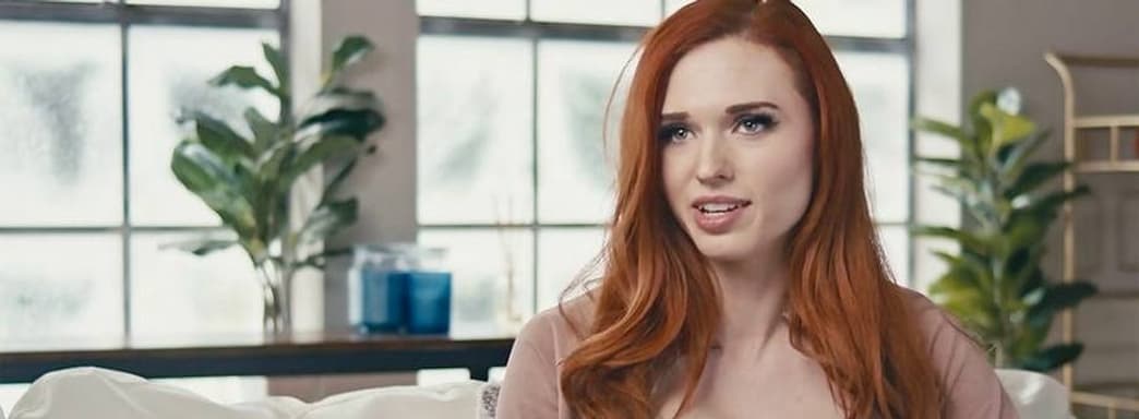 Twitch забанил Amouranth. Причиной могло послужить желание стримерши избить порнозвезду Адриану Чечик