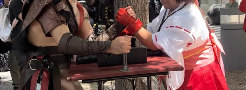 Косплеер Кратоса сломал руку посетителю FanimeCon 2023, когда мерился с ним силой