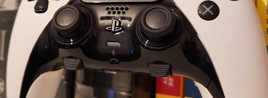 Владелец PS5 пожаловался на блестящие и липкие стики геймпада DualSense. К расследованию подключились химики