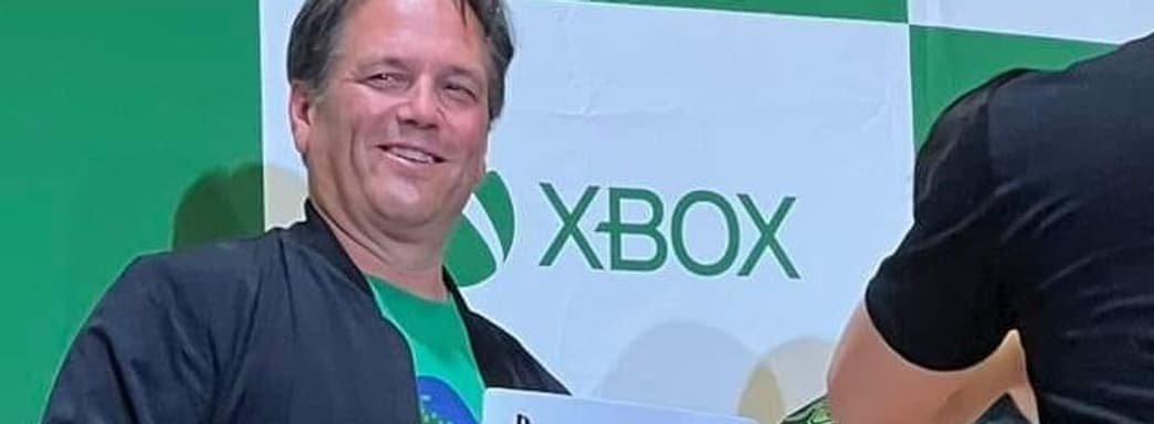 Глава Xbox на выставке подписал сменную панель PS5