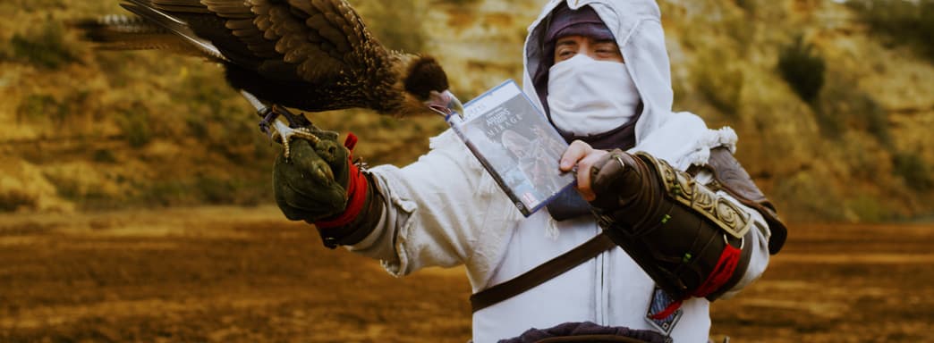 Ubisoft ради пиара запихнула копию Assassin's Creed Mirage в клюв птице