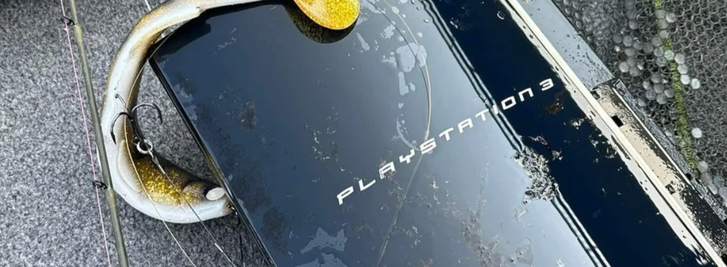 Рыбак выловил PlayStation 3 вместо рыбы. Показал, как износилась консоль и нашёл сюрприз