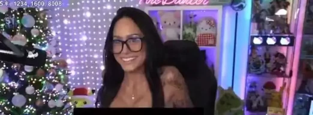 Женщина-стример тестирует Twitch, используя планки с цензурой ради «художественной наготы»