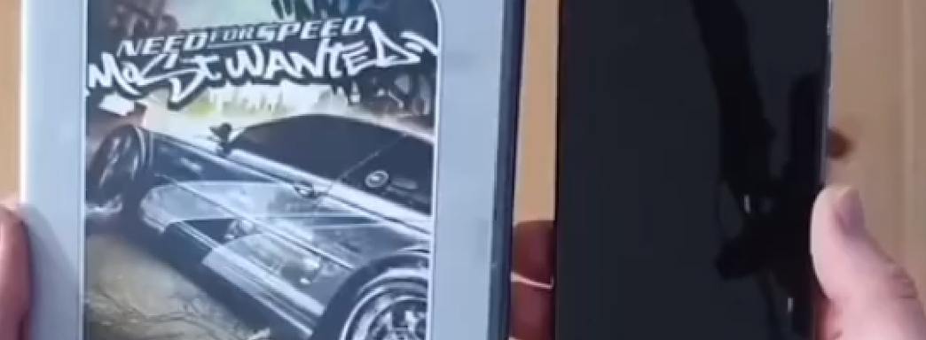 Need for Speed Most Wanted (2005) запустили на телефоне, установив игру с диска. Энтузиаст собрал необычный сетап