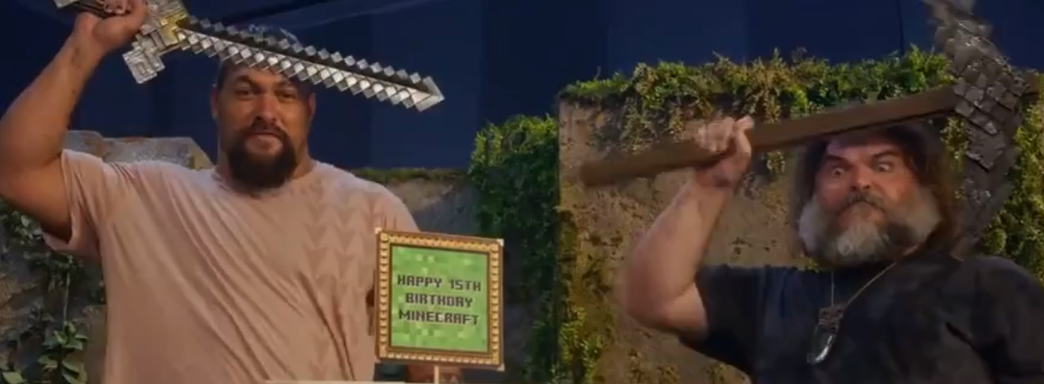 Джек Блэк и Джейсон Момоа из экранизации Minecraft сразились с тортиком в честь 15-летия игры Mojang