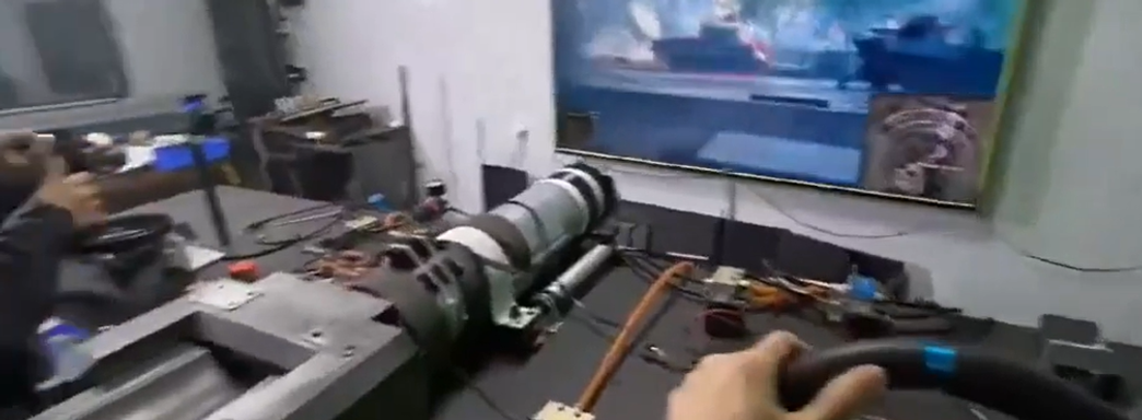«Мир танков» на максималках! Геймеры построили перезаряжаемую бутылочную пушку для симуляции танка и втроём управляют боевой машиной