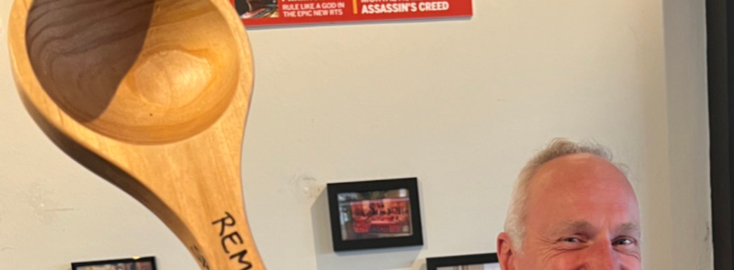 Создателя Baldur’s Gate 3 Свена Винке наградили большим черпаком. Авторы Alan Wake прислали практичный подарок