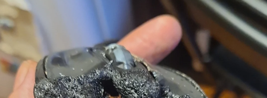 Доигрался: мышка геймера загорелась, прожгла стол и чуть не спалила всю квартиру