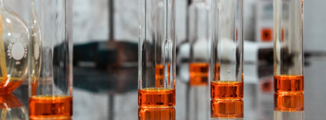 Почувствуй себя парфюмером: открылся предзаказ на настолку с ароматическими маслами «Аромагия»