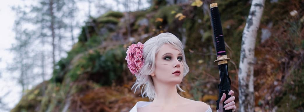 Приключения в Японии: косплеерша предстала в образе Цири из The Witcher 3: Wild Hunt