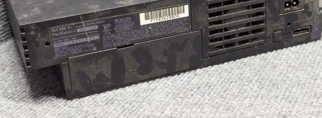 Игрок восстановил PlayStation 2 в ужасном состоянии и сделал её «кибер-версией»