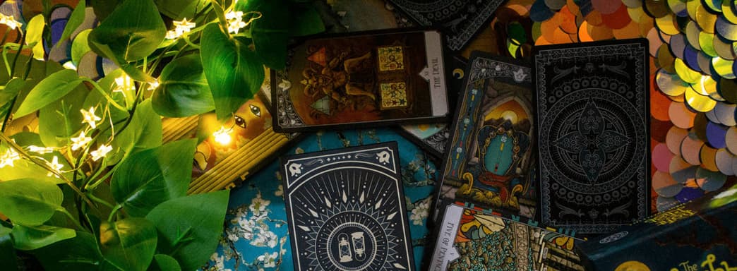 Карты Таро и головоломка в одном флаконе: в продаже появилась настолка «Свет в Тумане»