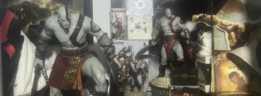God of War 3 исполнилось 15 лет. Фанат показал большую коллекцию мерча и игр по франшизе