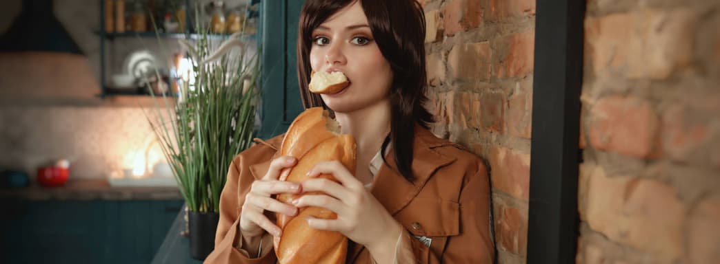 Вечно голодная картофельная девочка: модель показала косплей Саши Браус из аниме «Атака титанов»