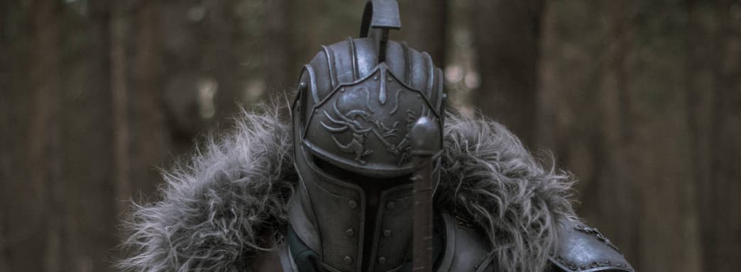 Прогулка по лесу Павших Гигантов: косплеер превратился в Проклятого из игры Dark Souls 2