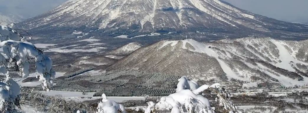 Почти умерли ради селфи. Туристов чудом спасли на горе из Ghost of Yōtei
