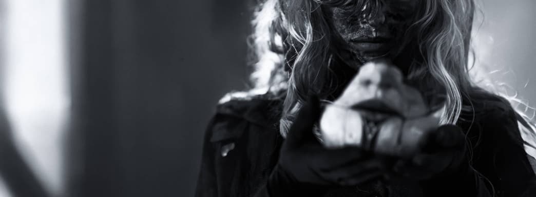 Загадочная девушка в маске: косплеерша превратилась в Алисию из RPG Clair Obscur: Expedition 33