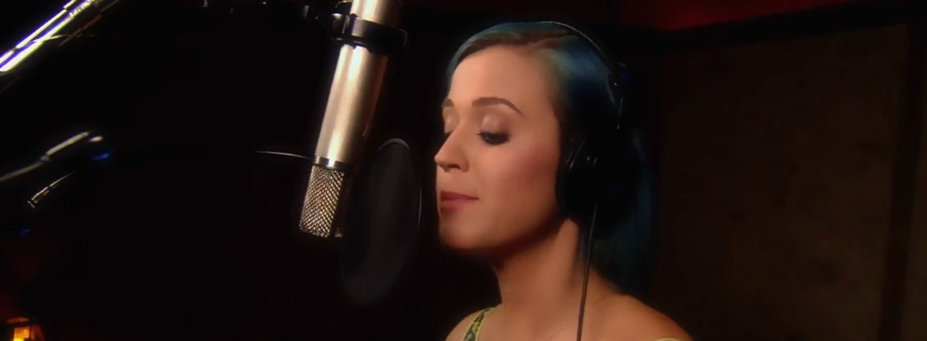 Спустя 13 лет Кэти Перри вновь спела Last Friday Night на симлише