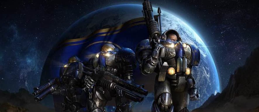 Фанат StarCraft играл в игру на клавиатуре размером с письменный стол