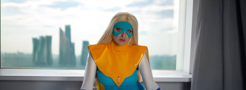 Una superheroína en acción: modelo muestra el cosplay de Blondie Blazer del juego Dispatch